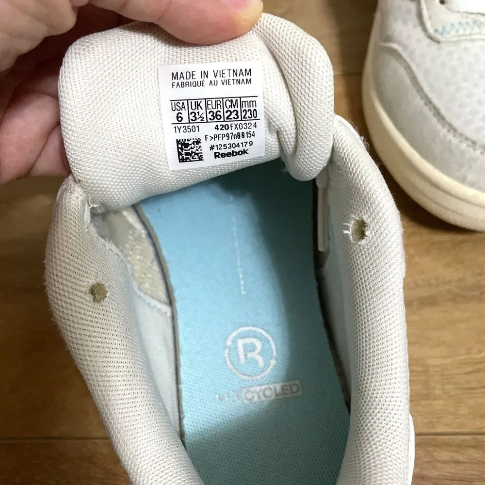 Reebok Women's CLUB Memt Cream & Blue Sneakers Size 6 Classic Streetwear